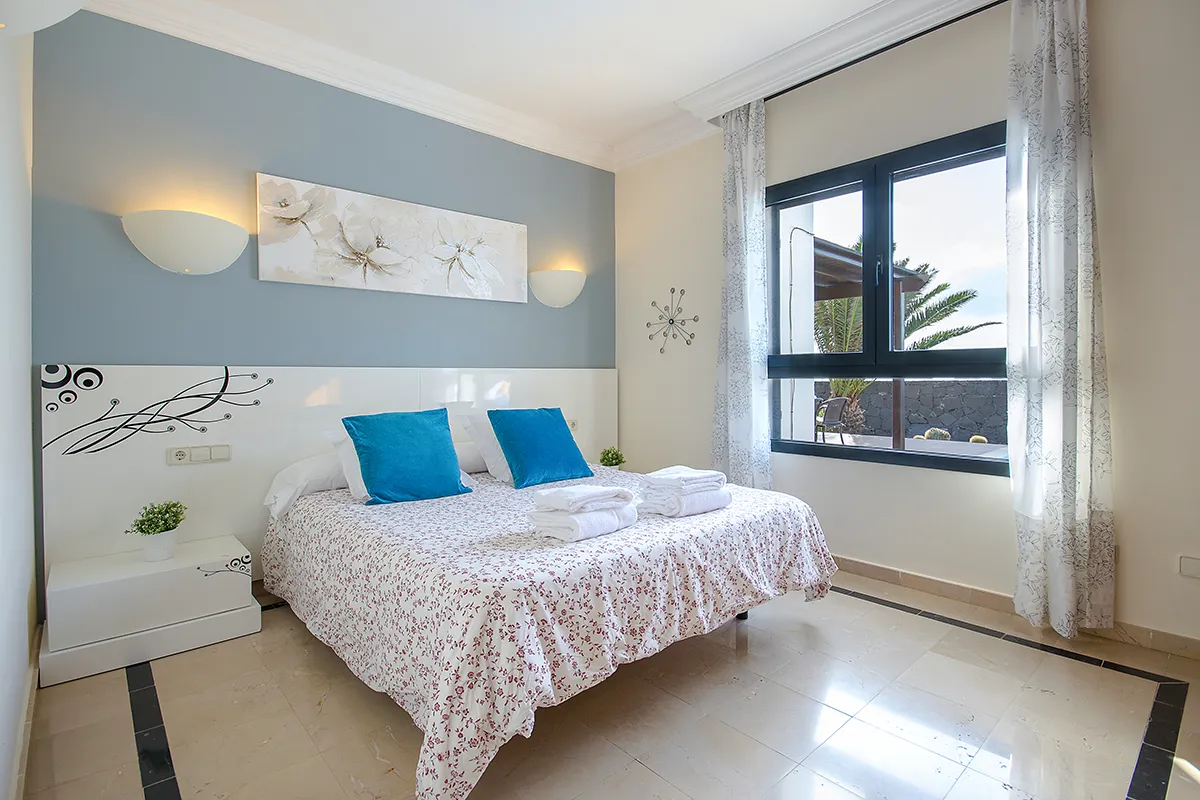 Dormitorio doble con vistas al jardín de la Villa Hipoclub