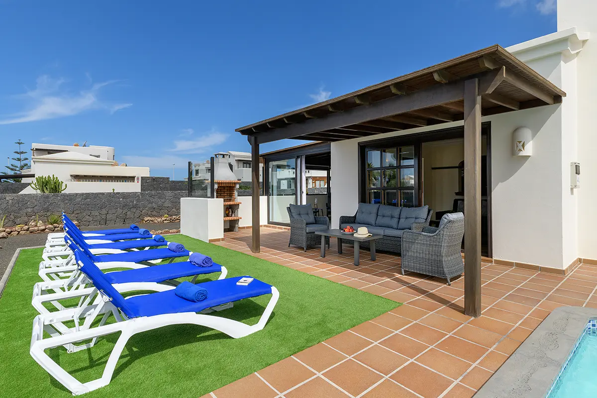 Überdachte Terrasse gegenüber dem Sonnenbereich in Hipoclub Villa Aguamarina 26