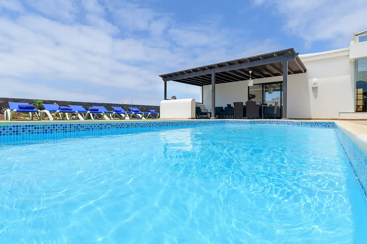 General view of the pool with the covered terrace in the background at Villa Faro Park 189 Hipoclub