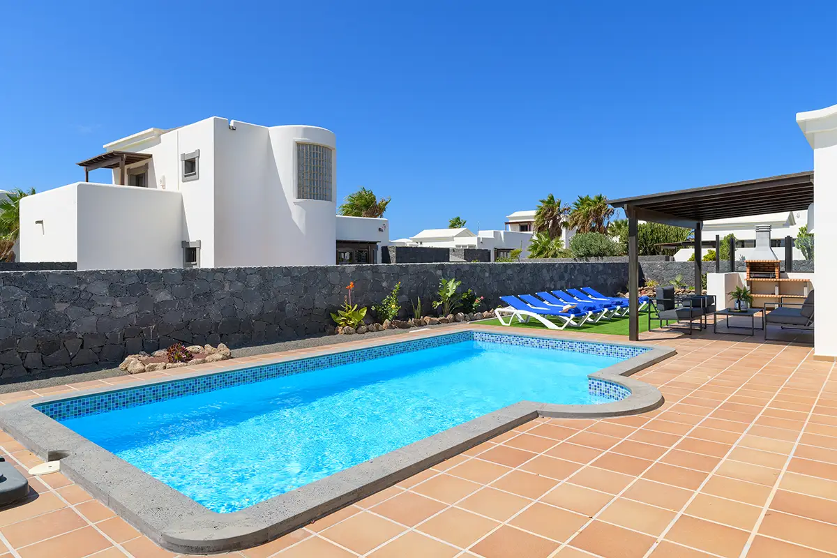Pool neben der großzügigen Außenterrasse von Hipoclub Aguamarina 25