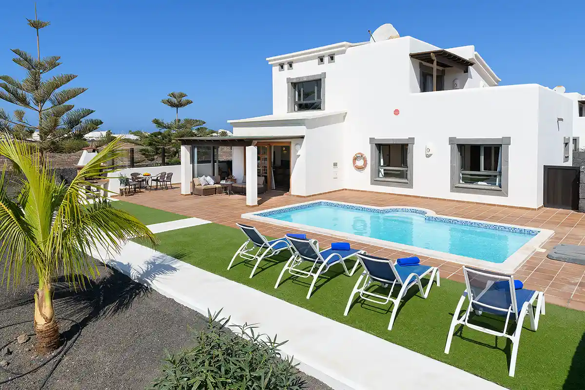 Zona de solárium con césped natural junto a la piscina, Hipoclub Villa Aguamarina 5