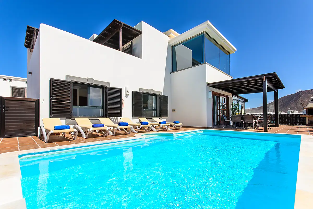 Sun loungers by the pool at Villa Ámbar Hipoclub