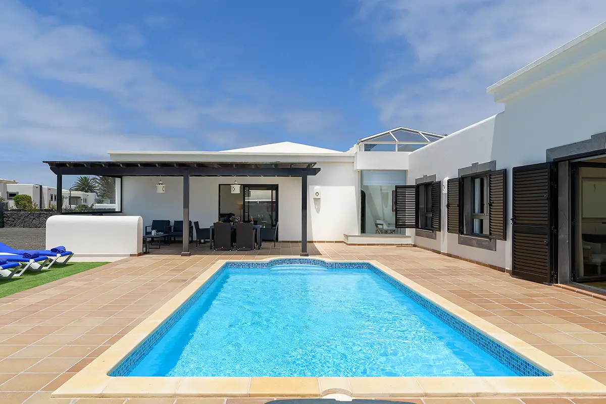 View of the outdoor pool with solarium area at Villa Faro Park 189 Hipoclub
