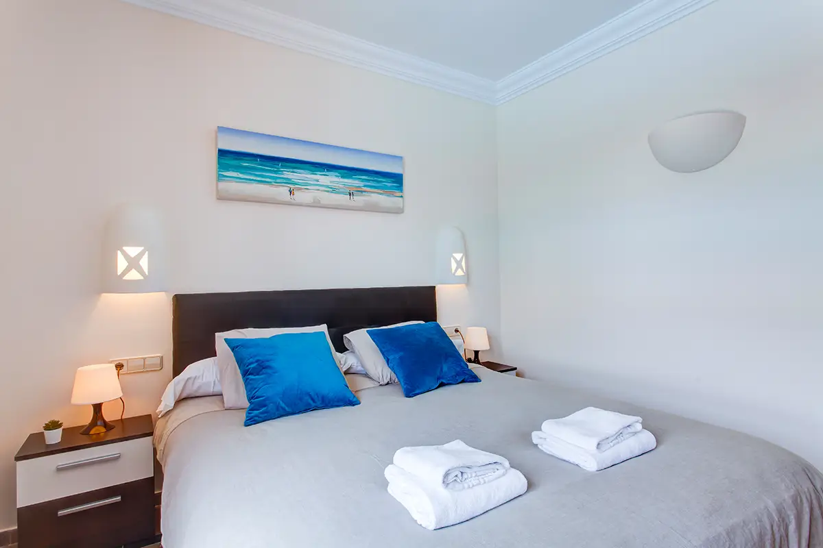 Bedrooms with bed linen and towels, Hipoclub Villa Aguamarina 2