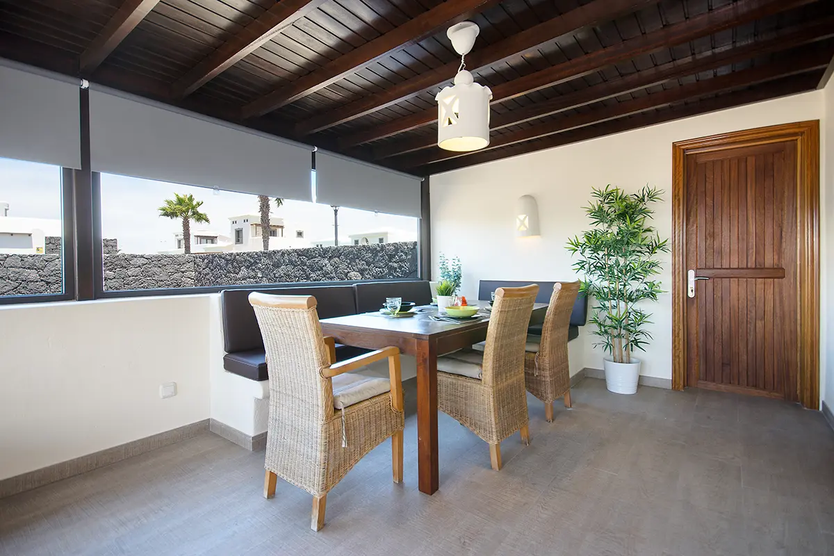 Essbereich neben Fenstern mit natürlichem Lichteinfall in Hipoclub Villa Aguamarina 28