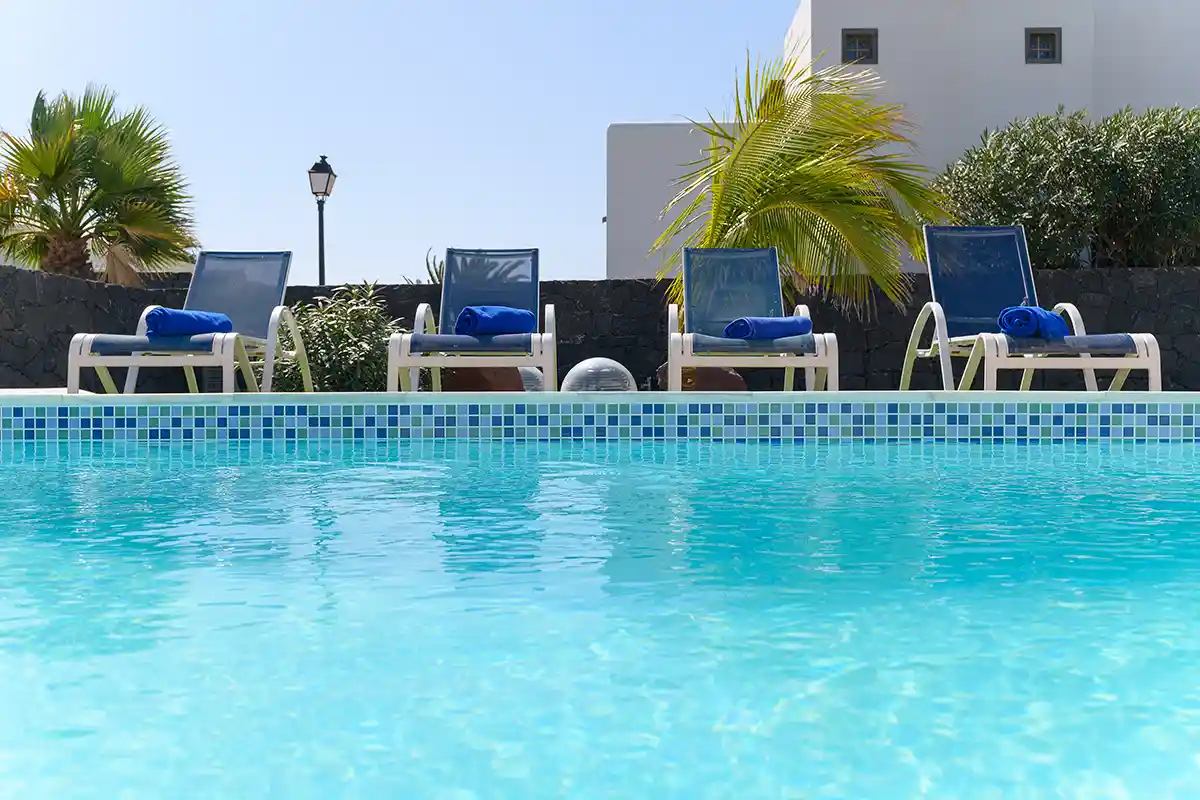 Piscina exterior con tumbonas dispuestas junto al borde, Hipoclub Villa Aguamarina 5
