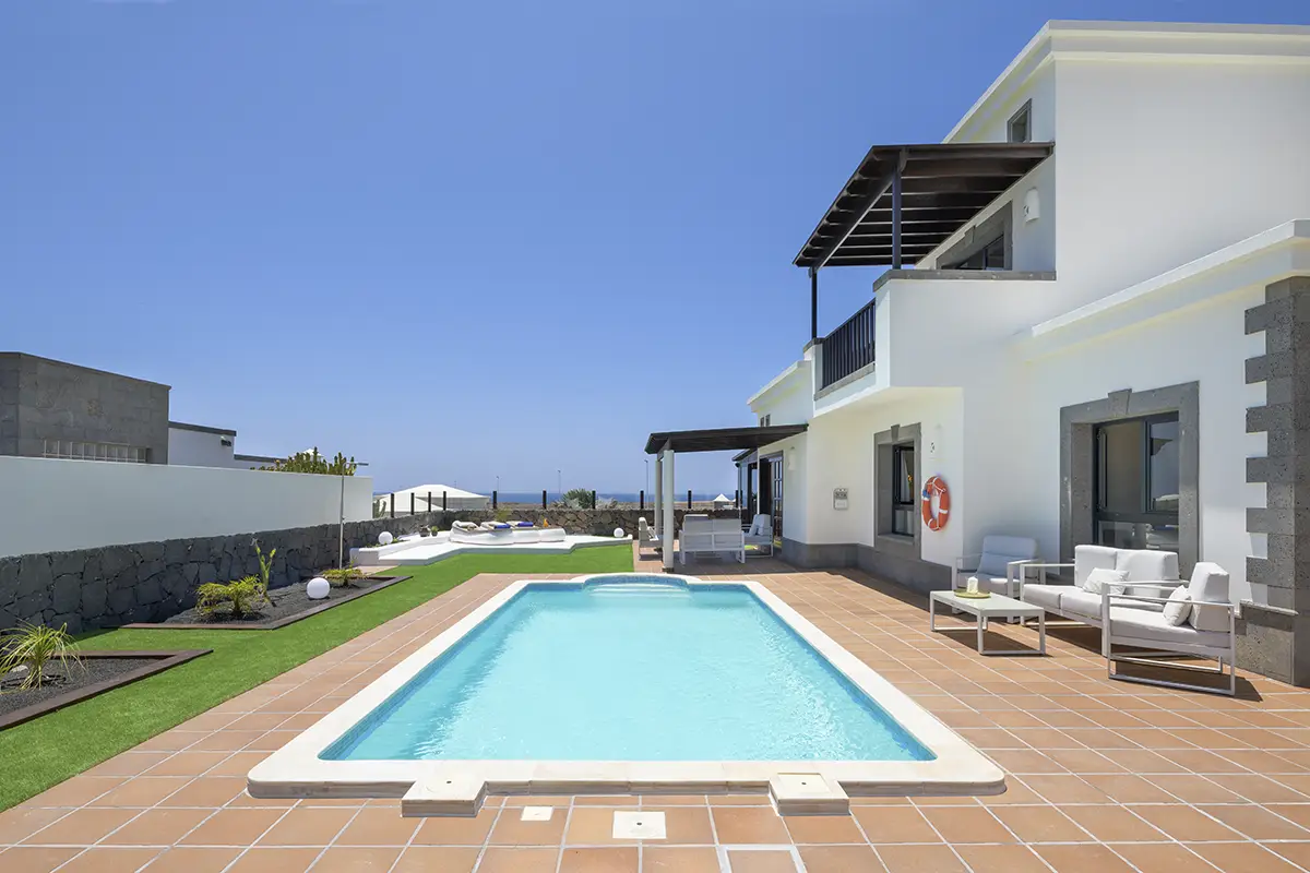 Chill-out-Bereiche am Pool der Villa Alisios 43 Hipoclub
