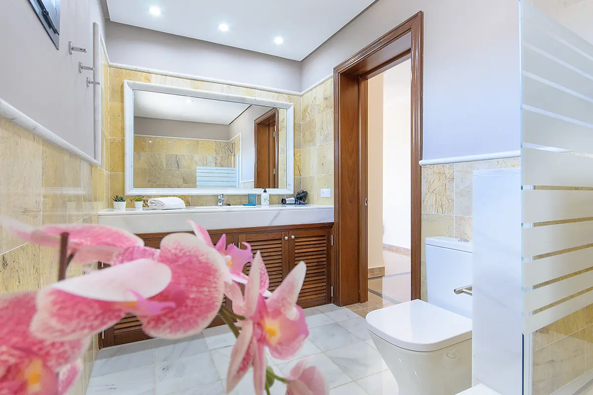 Badezimmer mit Badewanne in Hipoclub Villa Aguamarina 28