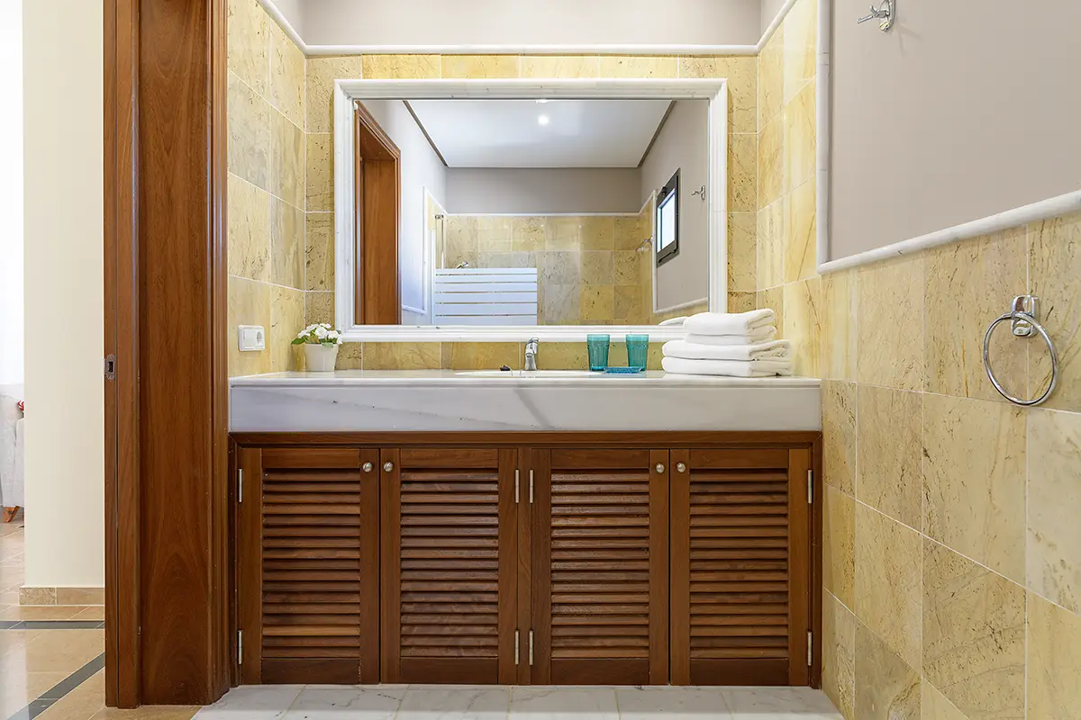Lavabo de gran amplitud integrado en el cuarto de baño en Hipoclub Villa Aguamarina 30