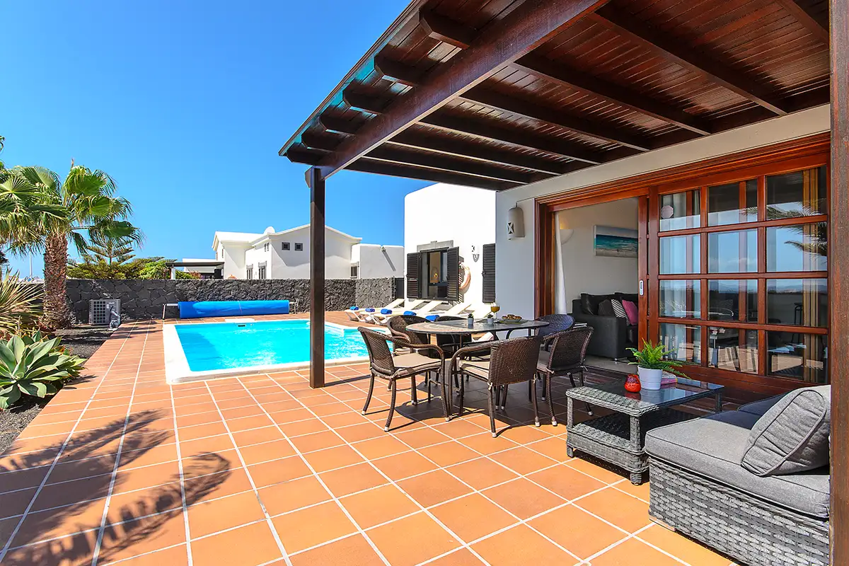 Covered terrace by the pool at Villa Ámbar Hipoclub