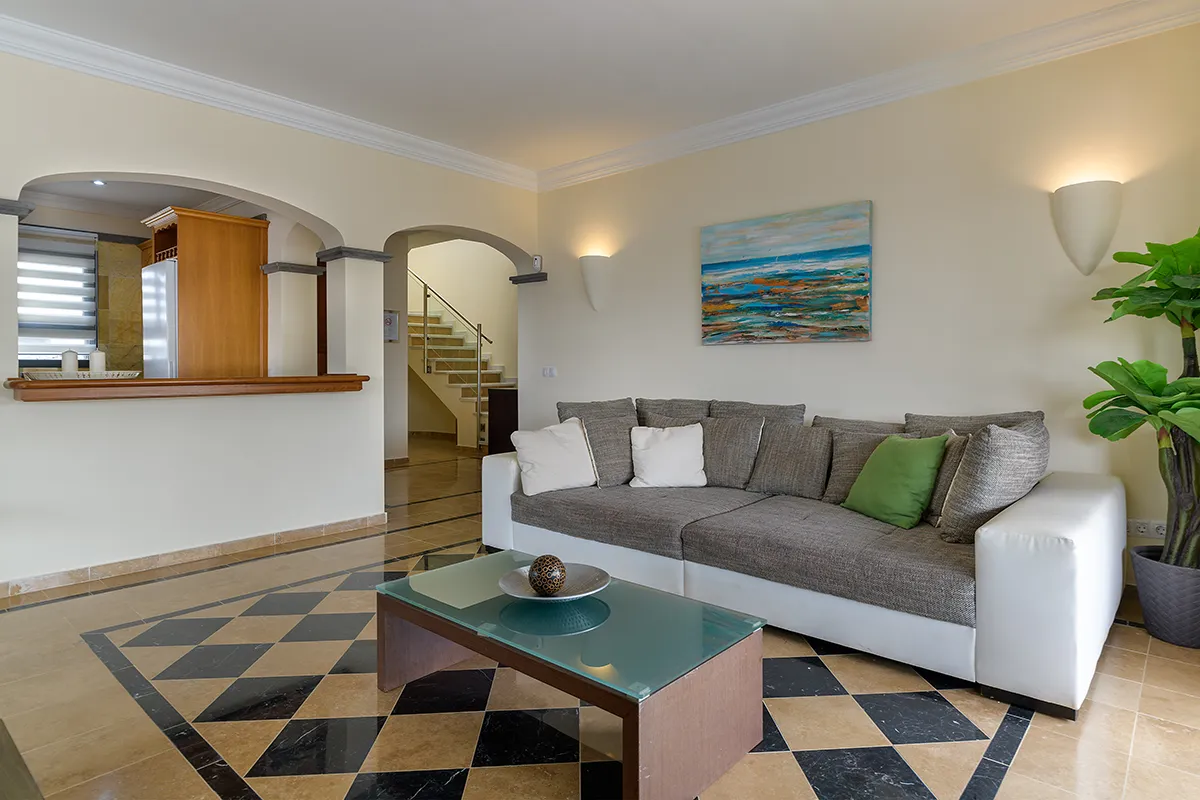 Bequemes Sofa im Wohnzimmer in Hipoclub Villa Aguamarina 27