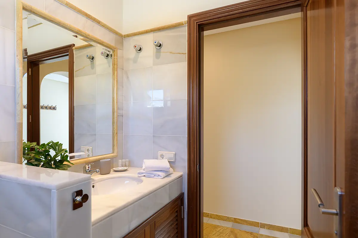 Bathroom with courtesy toiletries and towels at Villa Faro Park 189 Hipoclub