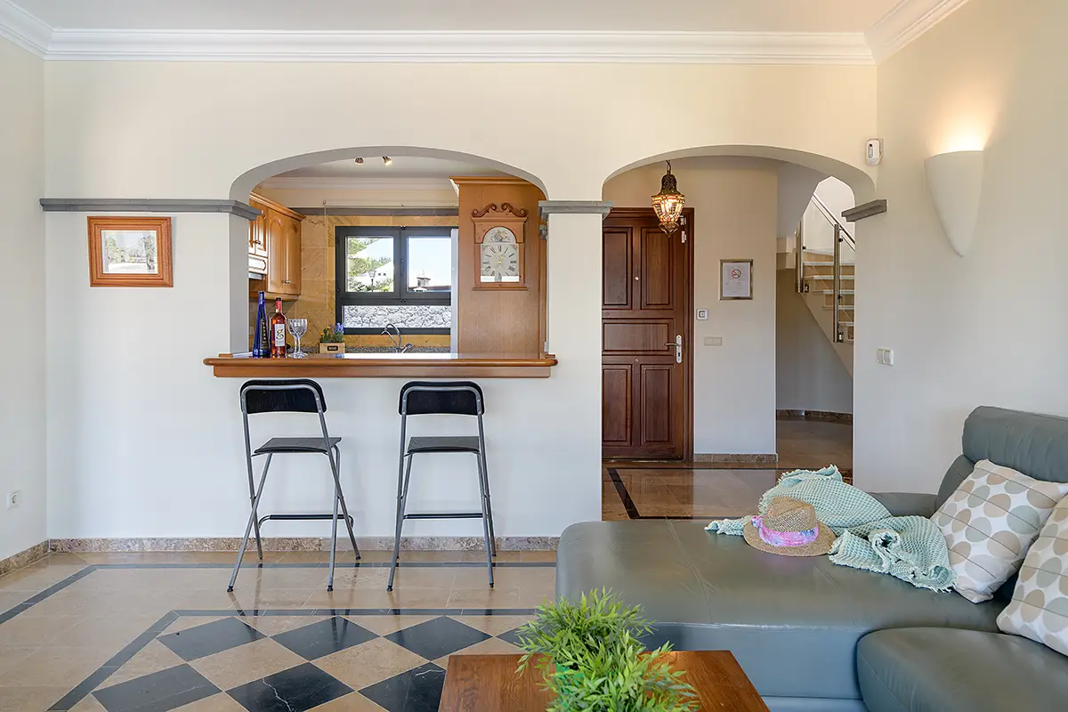 Wohnzimmer mit Küche durch Durchreiche verbunden in Hipoclub Villa Aguamarina 10