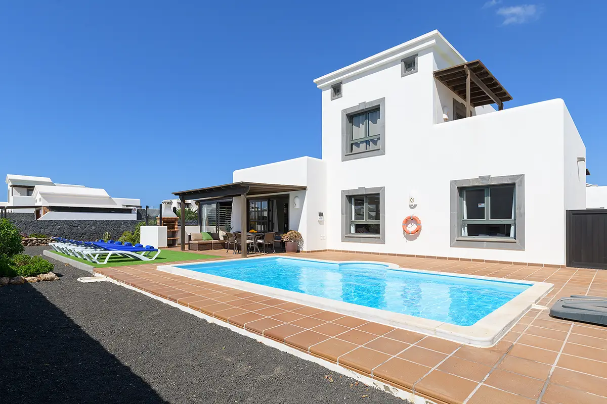 Gesamtansicht des Pools mit großzügiger Außenterrasse in Hipoclub Villa Aguamarina 27