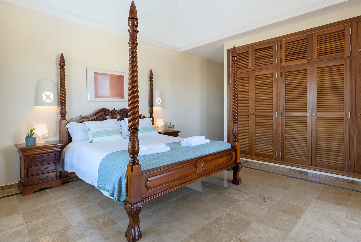 Hauptschlafzimmer mit stilvollem, originellem Holzbett in Hipoclub Villa Aguamarina 10