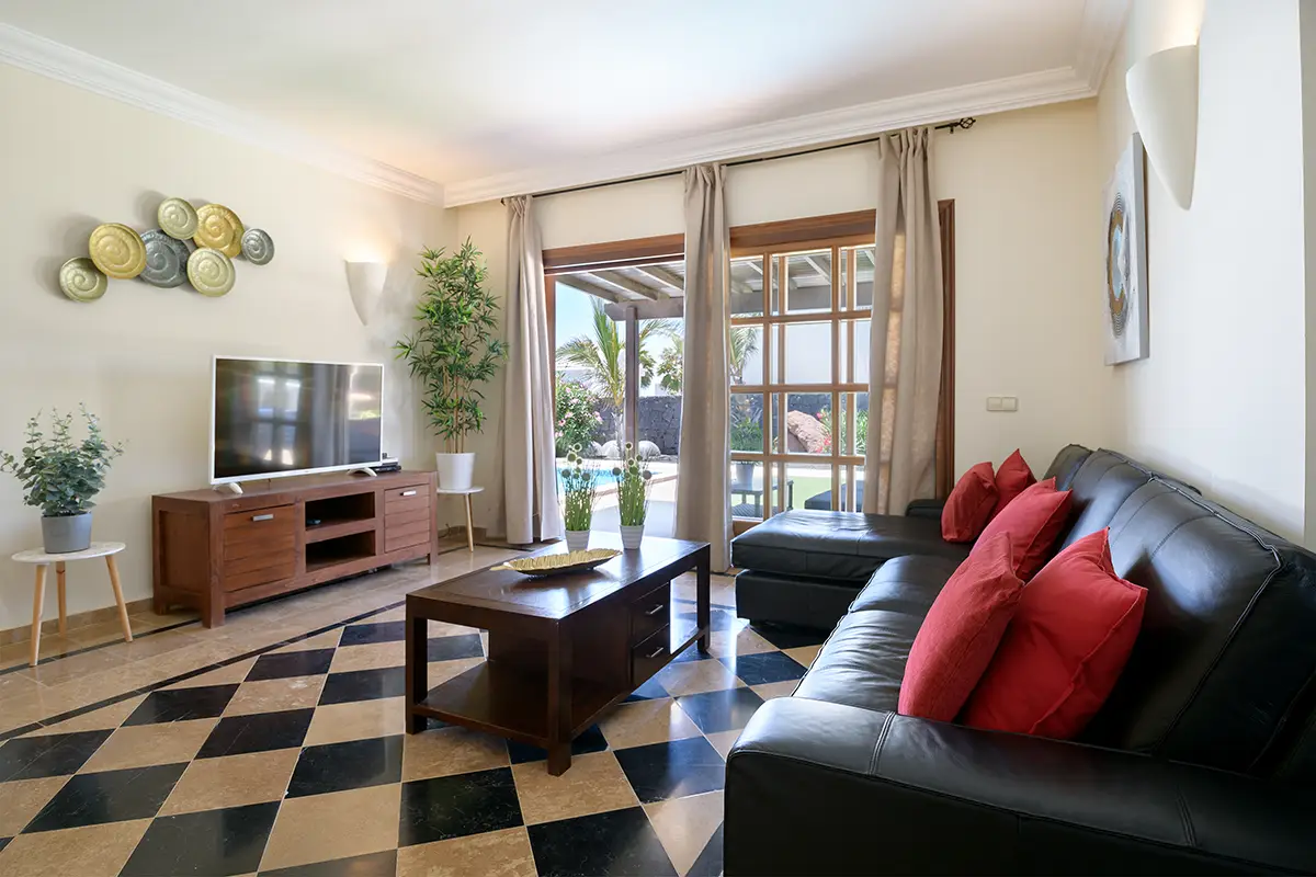 Salón con televisión en Hipoclub Villa Aguamarina 11