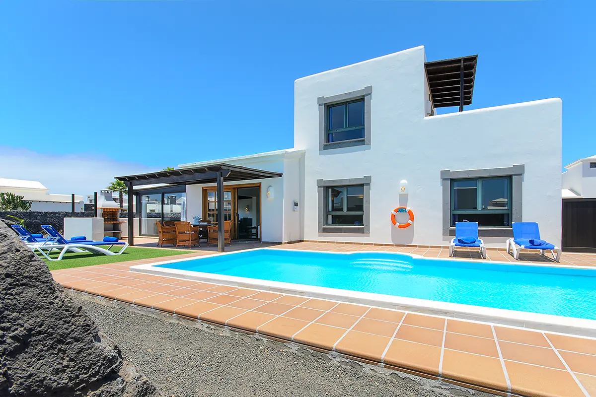 Pool im Außenbereich neben den Terrassen bei Hipoclub Villa Aguamarina 28