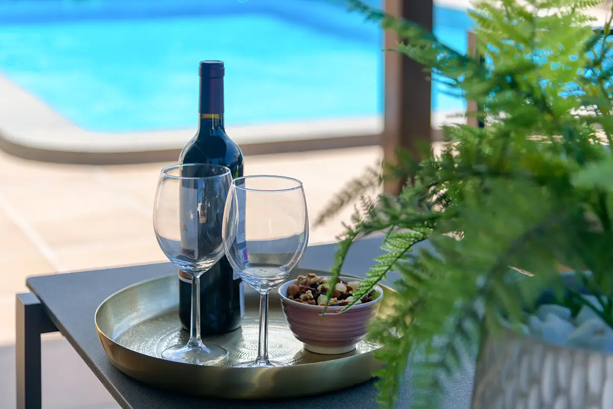 Arrangement mit Weinflasche, Gläsern und Nüssen in Hipoclub Aguamarina 25