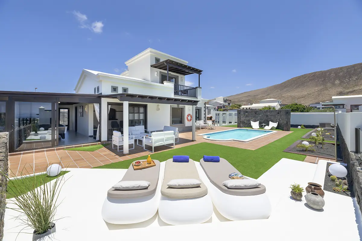 Sonniger Terrassenbereich der Villa Alisios 43 Hipoclub