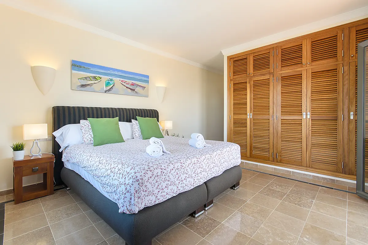 Schlafzimmer mit Einbauschrank im Hauptschlafbereich in Hipoclub Villa Aguamarina 28
