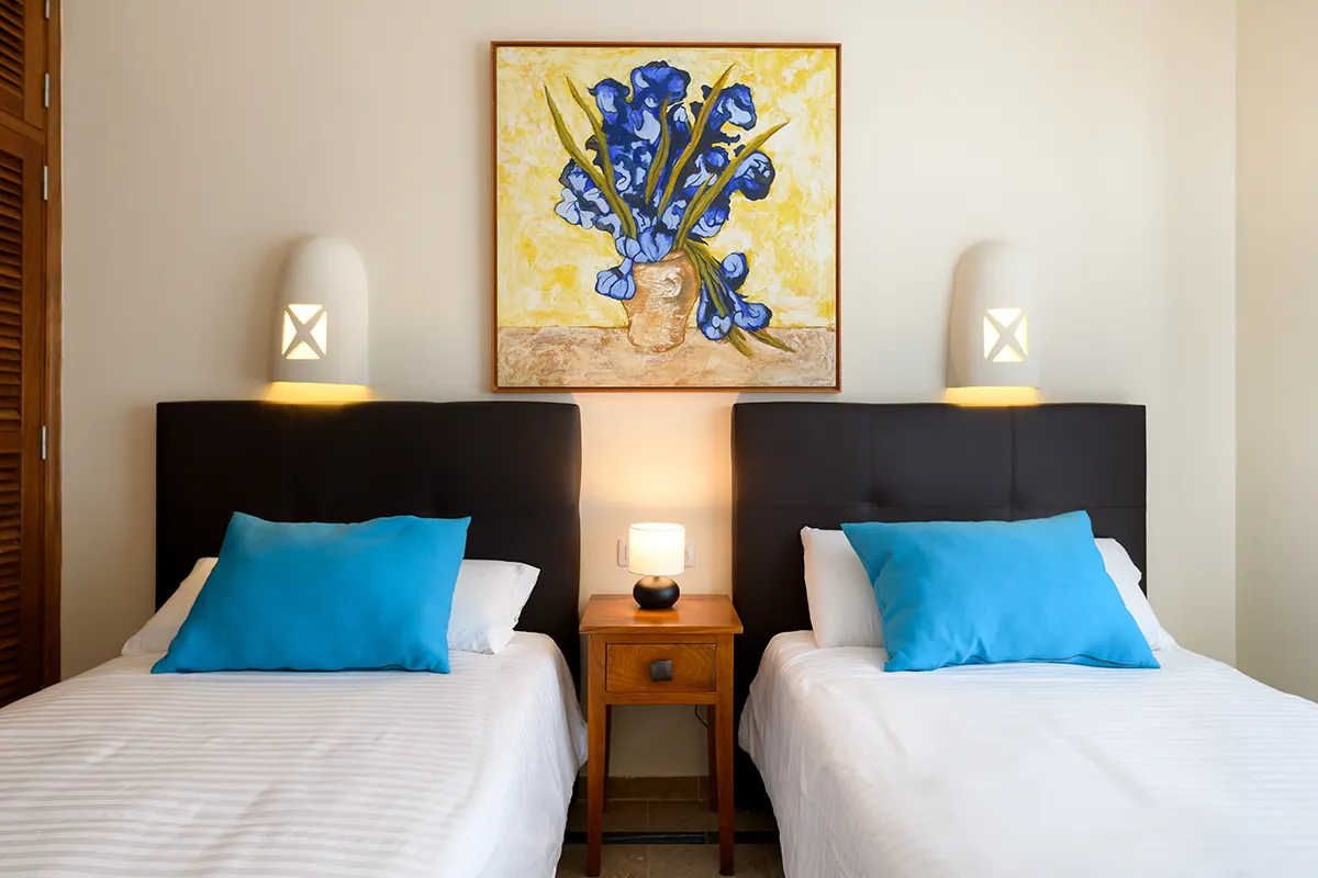Twin bedroom with single beds at Hipoclub Villa Aguamarina 1