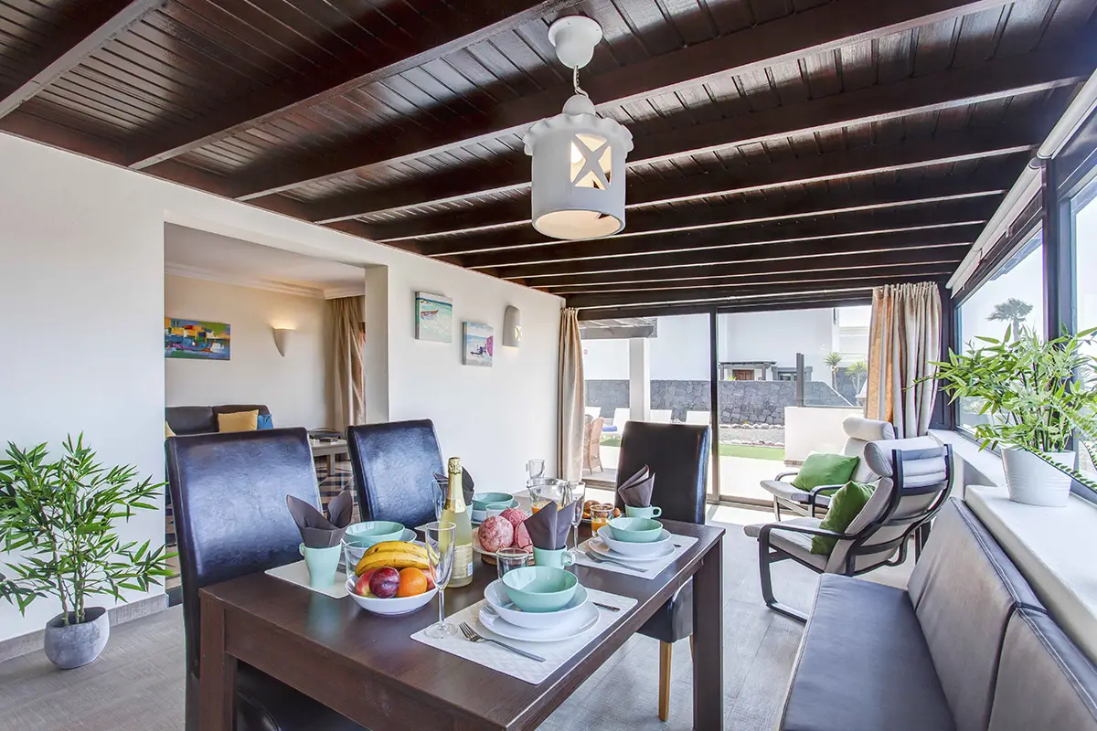 Espacio interior con comedor amplio y salón integrado en Hipoclub Villa Aguamarina 4