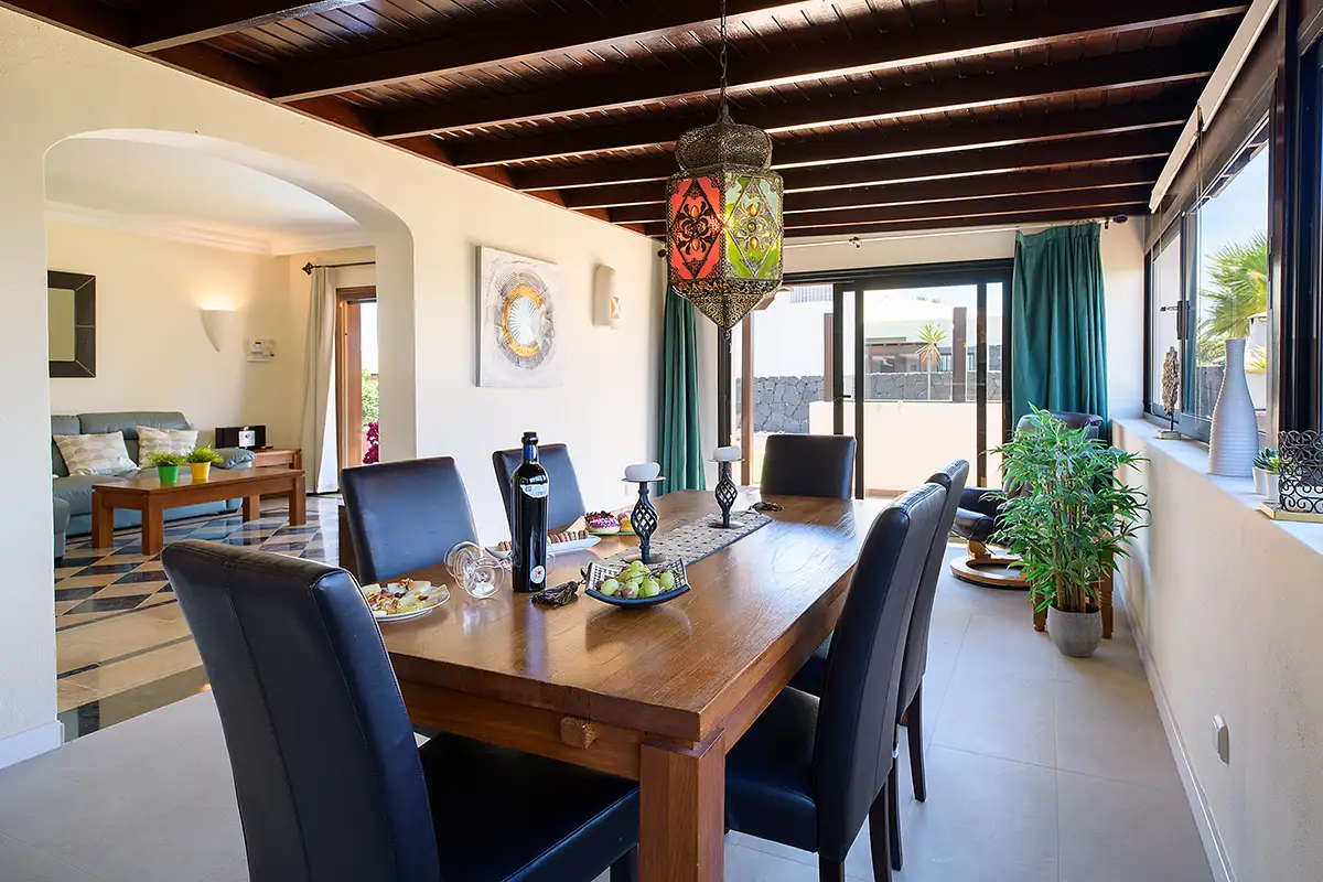 Verglastes Esszimmer mit Terrassenzugang – Hipoclub Villa Aguamarina 10