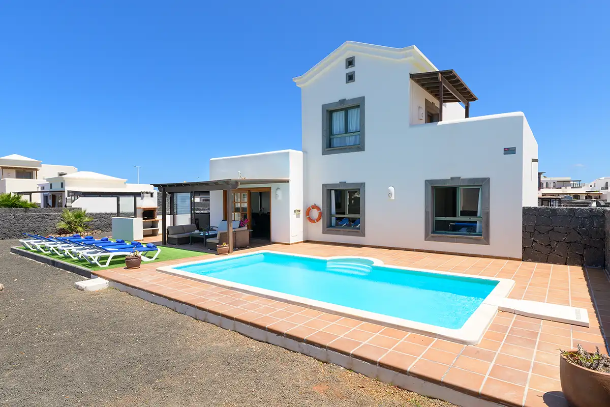Außenansicht des Poolbereichs und Sonnenbereichs bei Hipoclub Villa Aguamarina 29
