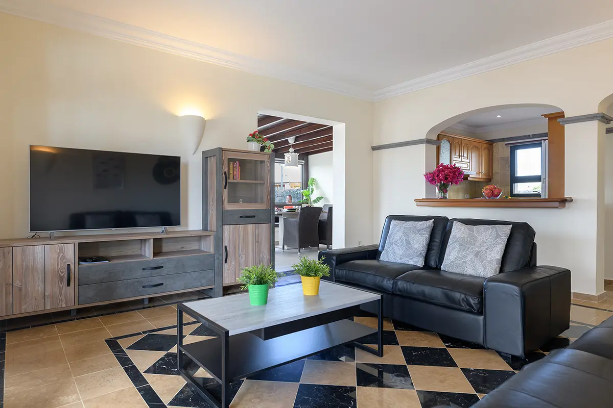 Wohnzimmer mit Fernseher in Hipoclub Villa Aguamarina 26