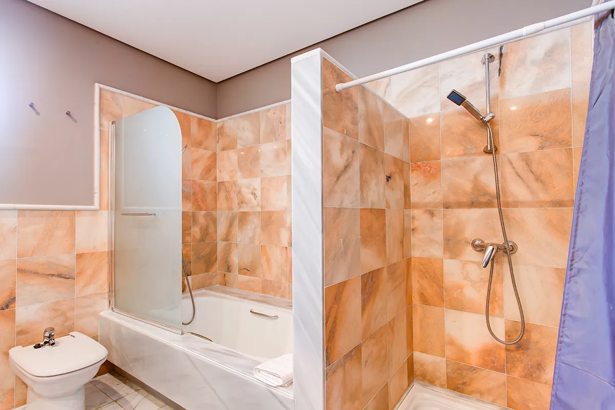 Bathroom fitted with bathtub and shower at Hipoclub Villa Zafiro 34