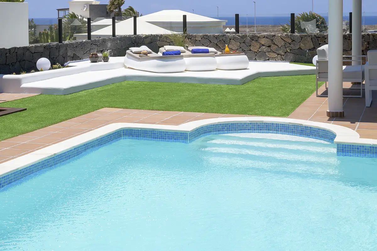 Moderner Sonnenbereich am Pool der Villa Alisios 43 Hipoclub