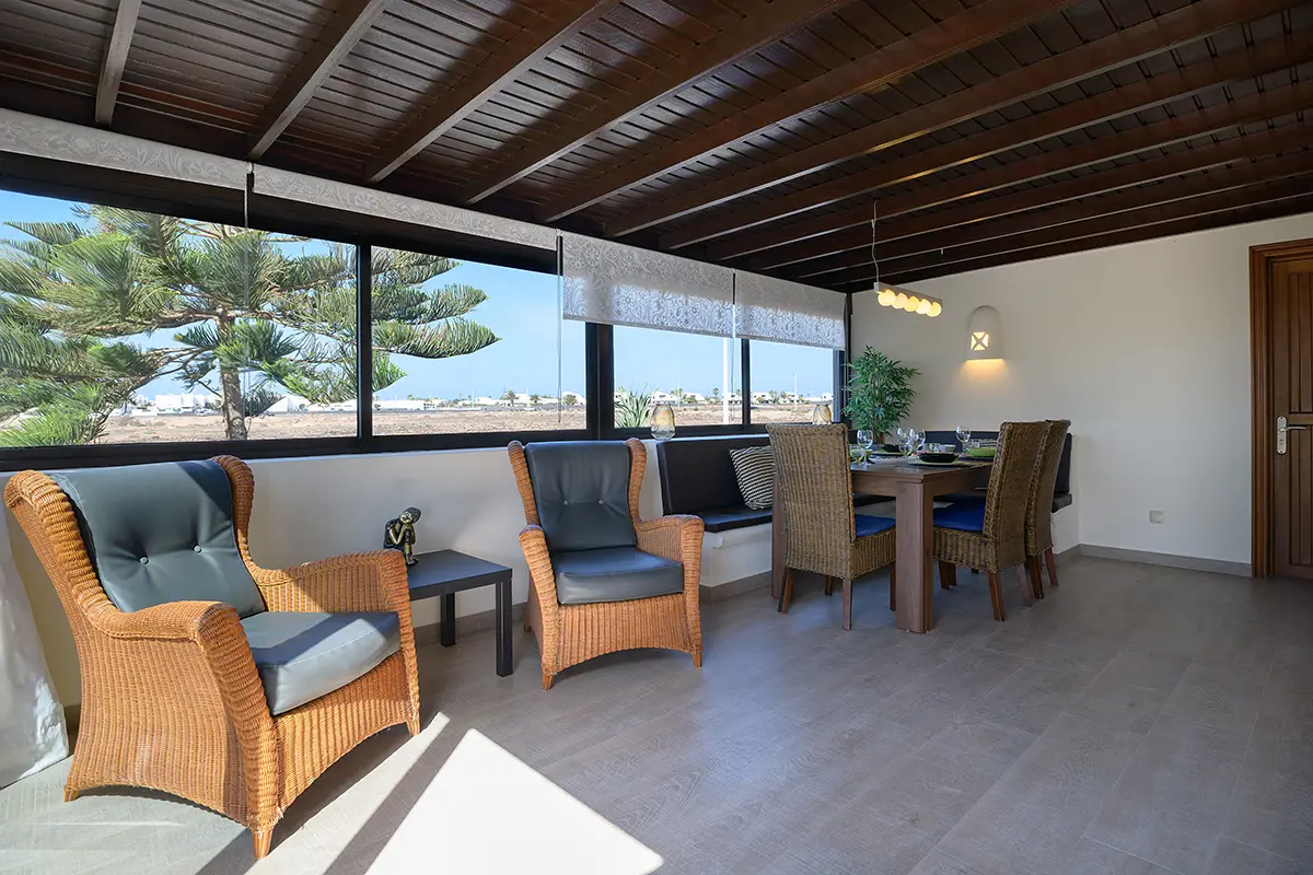 Salón comedor acristalado con acceso a la terraza exterior, Hipoclub Villa Aguamarina 5