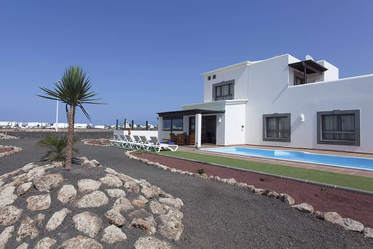 Jardín exterior de gran extensión en Hipoclub Villa Aguamarina 4