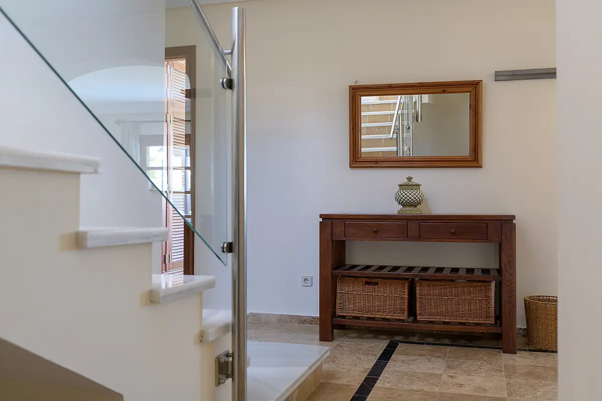 Eingangsbereich mit Treppe zum Obergeschoss in Hipoclub Villa Aguamarina 10