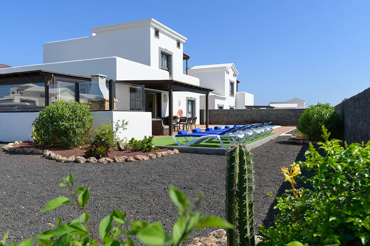 Großer Garten mit Vulkangestein und Zierpflanzen in Hipoclub Villa Aguamarina 27