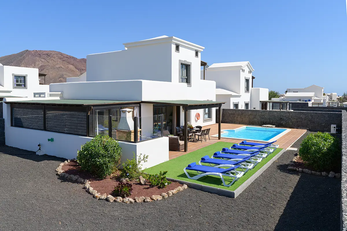 Gesamtansicht des Außenbereichs mit integrierter Poolgestaltung in Hipoclub Villa Aguamarina 27
