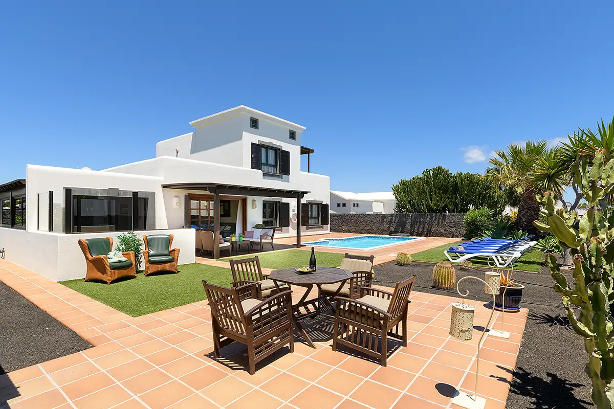 Vielfältige Ruhebereiche am Pool der Hipoclub Villa Aguamarina 10