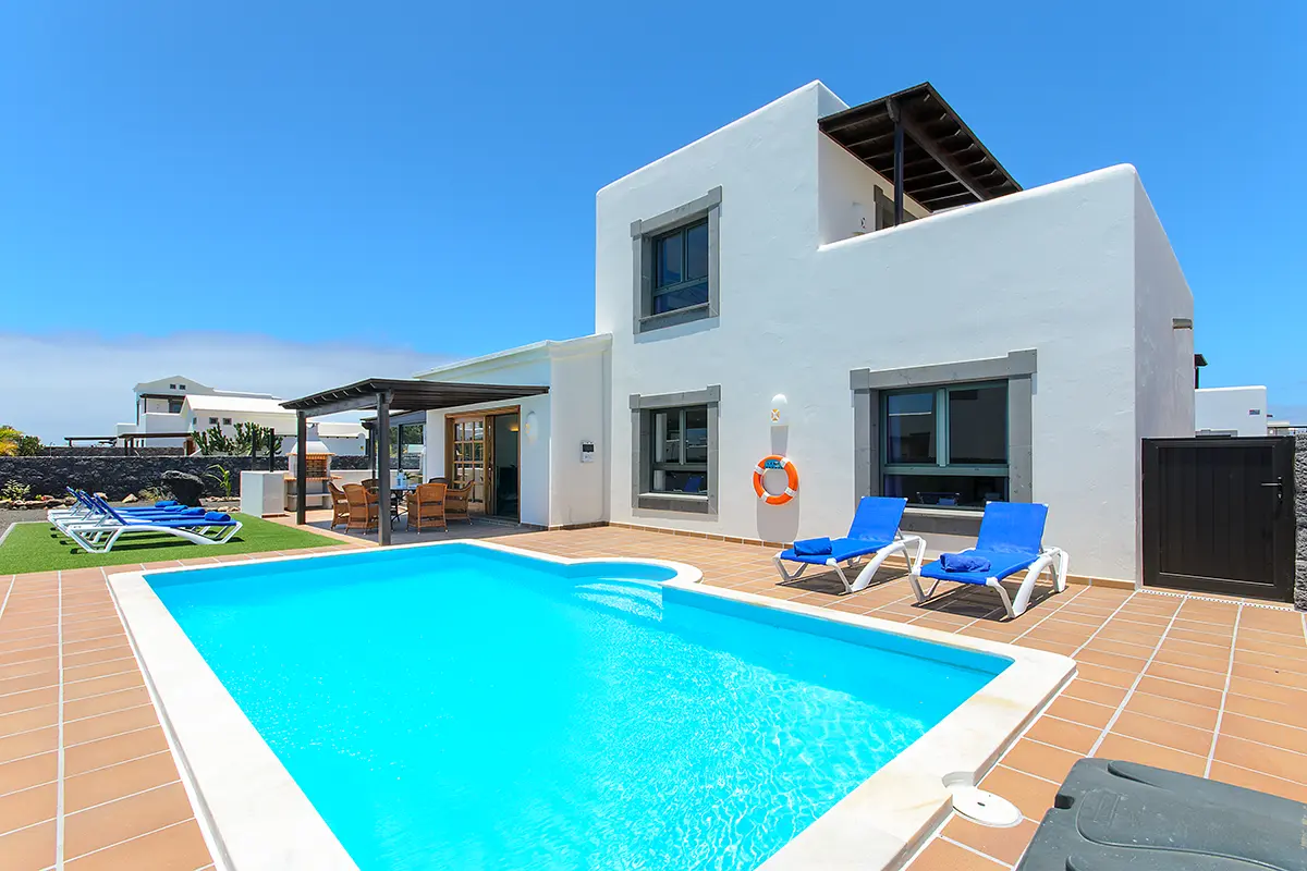 Außenpool mit umliegender Terrasse und Liegestühlen bei Hipoclub Villa Aguamarina 28