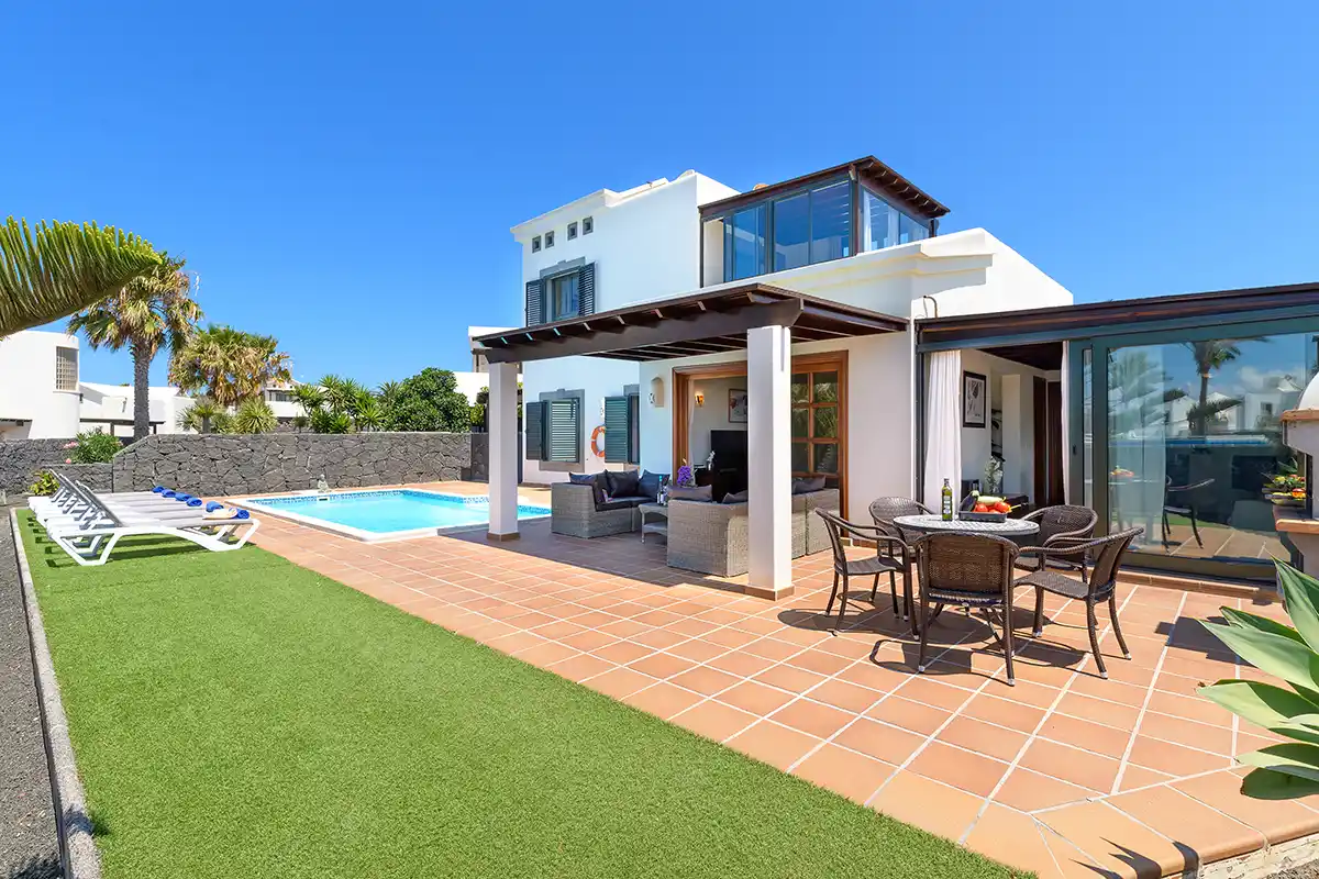 Terraza amplia y amueblada con zonas parcialmente cubiertas en Hipoclub Villa Zafiro 54