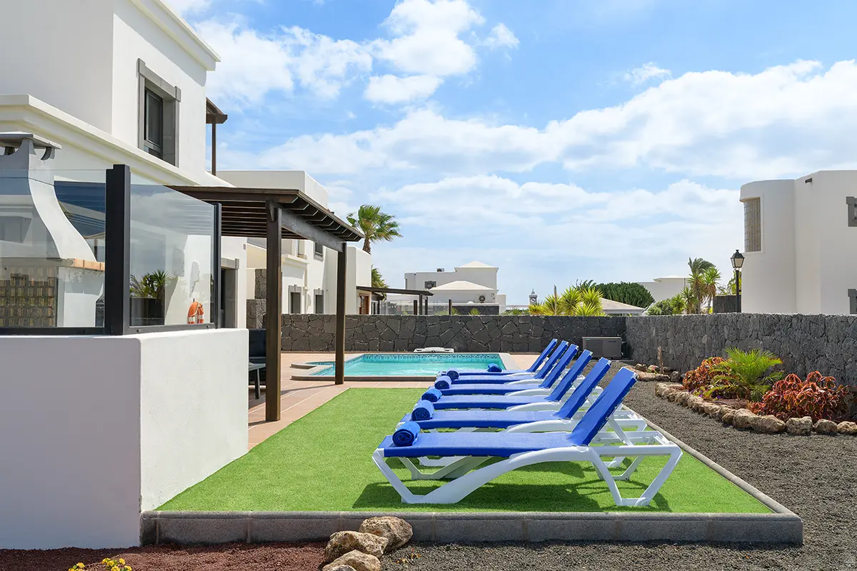 Sonnenliegen auf der Rasenfläche in Hipoclub Villa Aguamarina 26