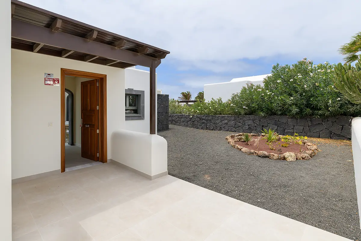 Main entrance next to the garden at Villa Faro Park 189 Hipoclub