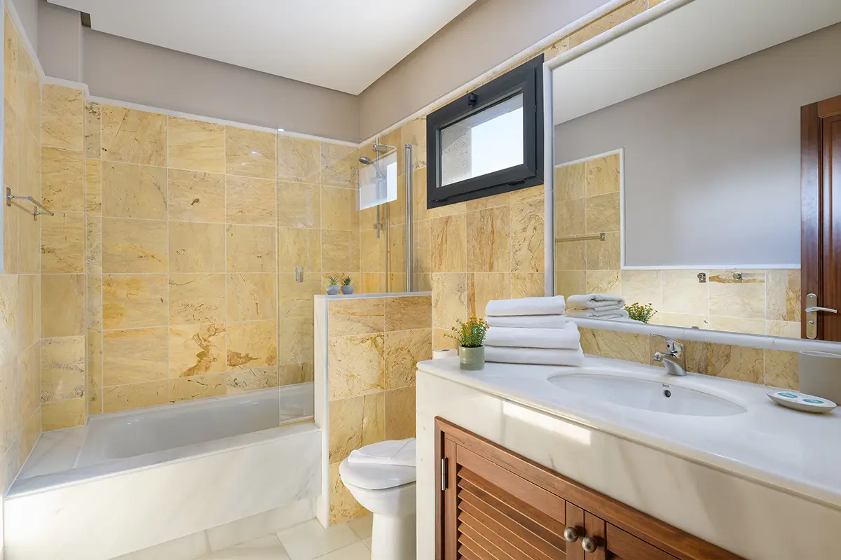 Voll ausgestattetes Badezimmer mit Badewanne in Hipoclub Aguamarina 25