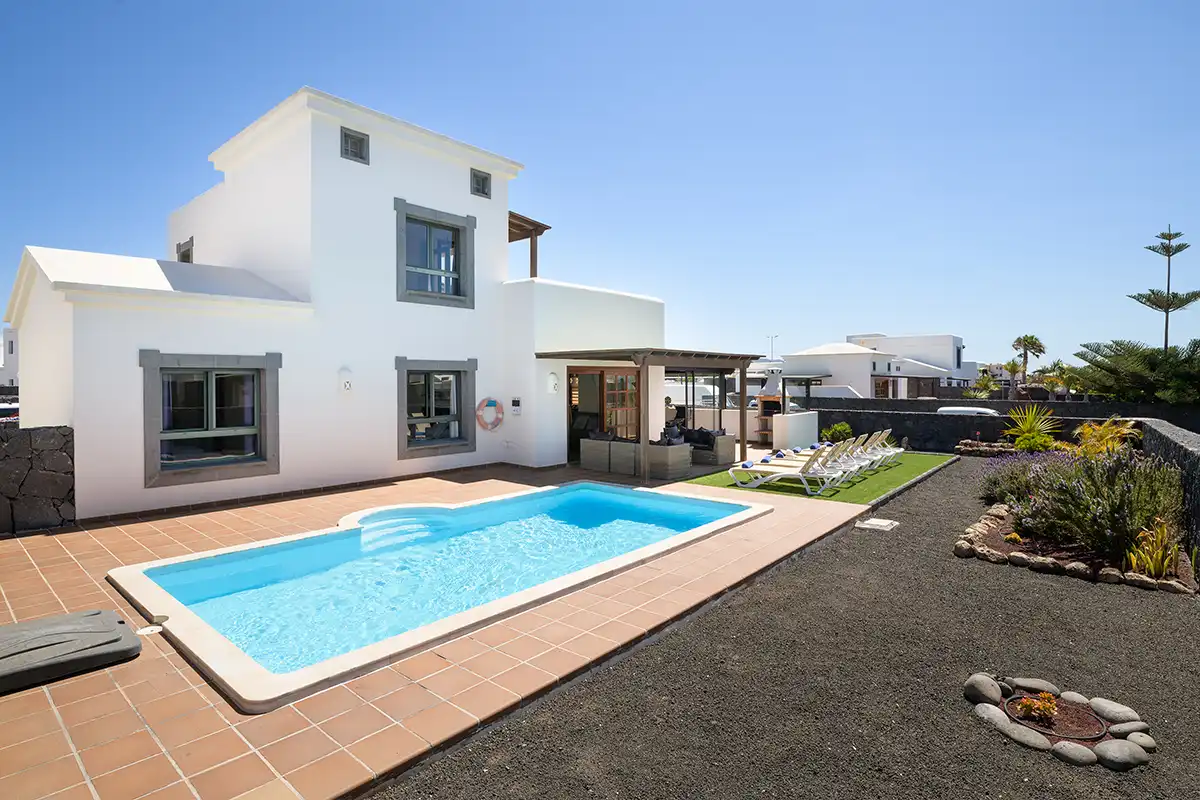 Vista del conjunto exterior en el área de piscina y solárium en Hipoclub Villa Aguamarina 30