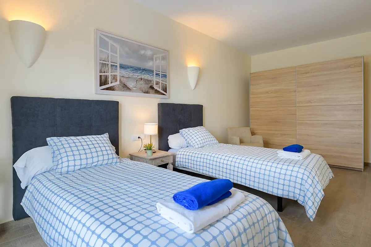 Dormitorio doble con camas individuales en Hipoclub Villa Aguamarina 32