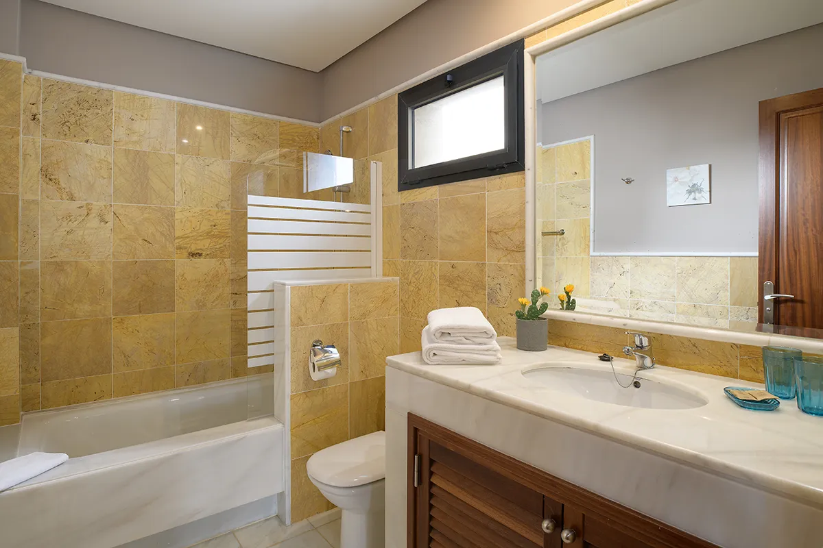 Komplettes Badezimmer mit integrierter Badewanne bei Hipoclub Villa Aguamarina 29