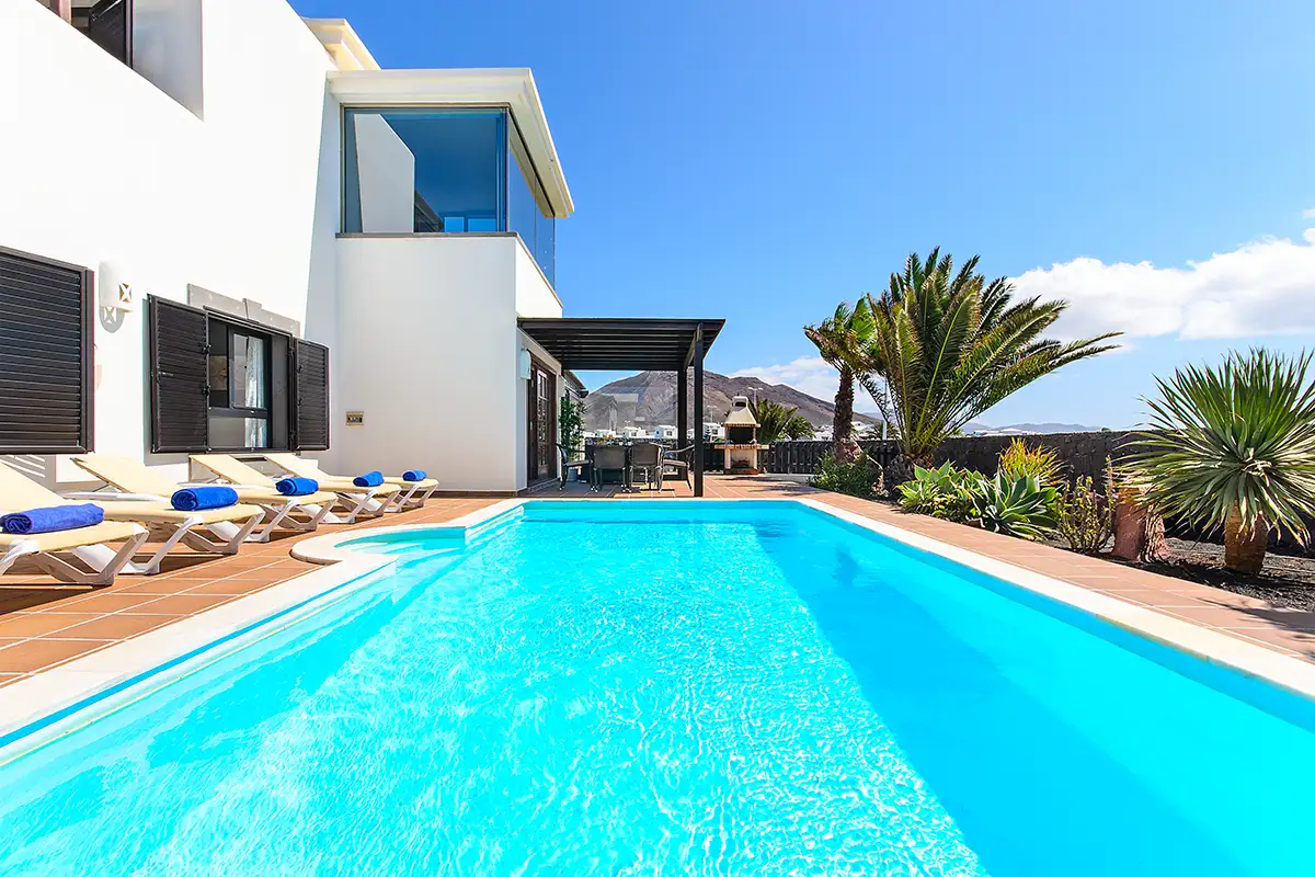 Pool area on the terrace with barbecue at Villa Ámbar Hipoclub