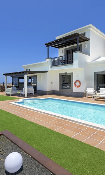 Pool neben der Villa Blick auf die Villa Alisios und ihren Außenpool, Hipoclub Villa