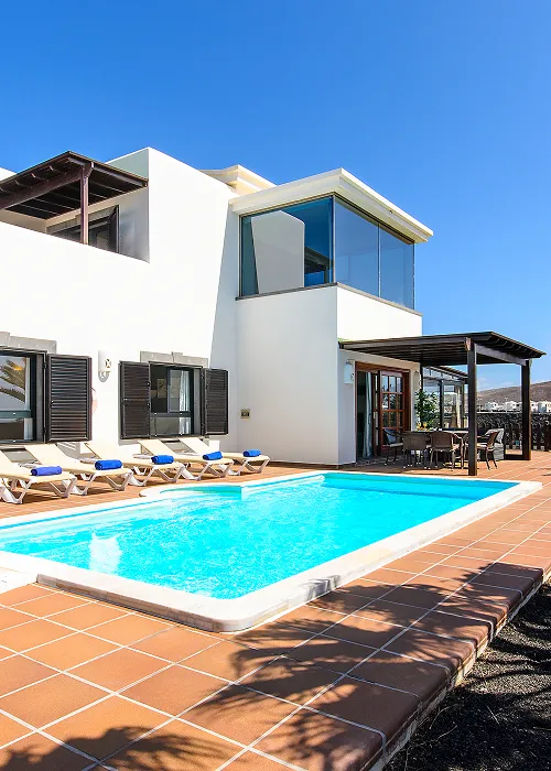 Terrasse und Pool Außenbereich mit Sonnenterrasse und Pool der Hipoclub Villa