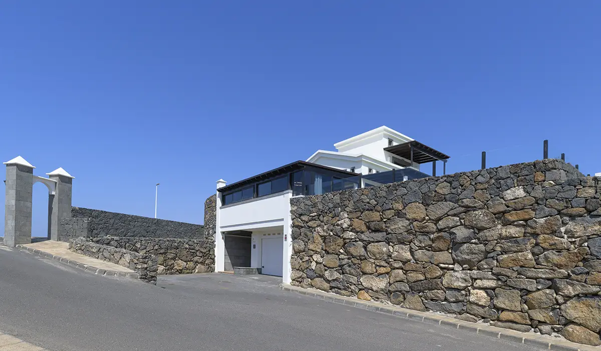 Garageneinfahrt Einfahrt zum Parkplatz einer Hipoclub Villa