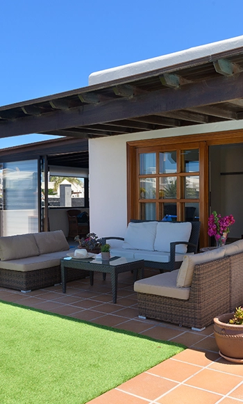 Terrasse unter einer Holzpergola der Villa Aguamarina 29 Überdachte Terrasse mit Holzpergola und Möbeln der Hipoclub Villa Aguamarina 29